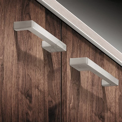 Asszimetrikus bútorfogantyú  RAL 9010 fehér, furattávolság 160 v. 192 mm